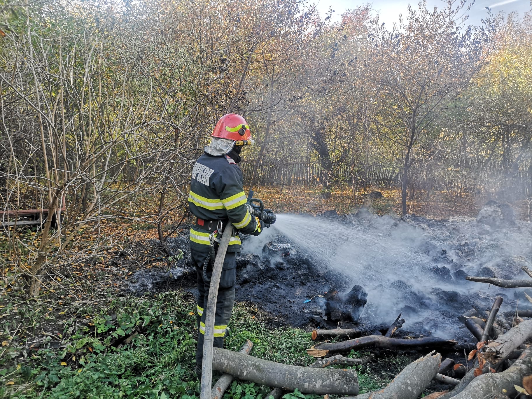 Fumatul, cauza probabilă a unui incendiu la Brusturi Au ars zeci de baloți